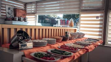 Free daily buffet breakfast