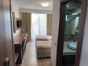 Habitación estándar con 1 cama doble o 2 individuales, balcón | Escritorio, wifi gratis, ropa de cama