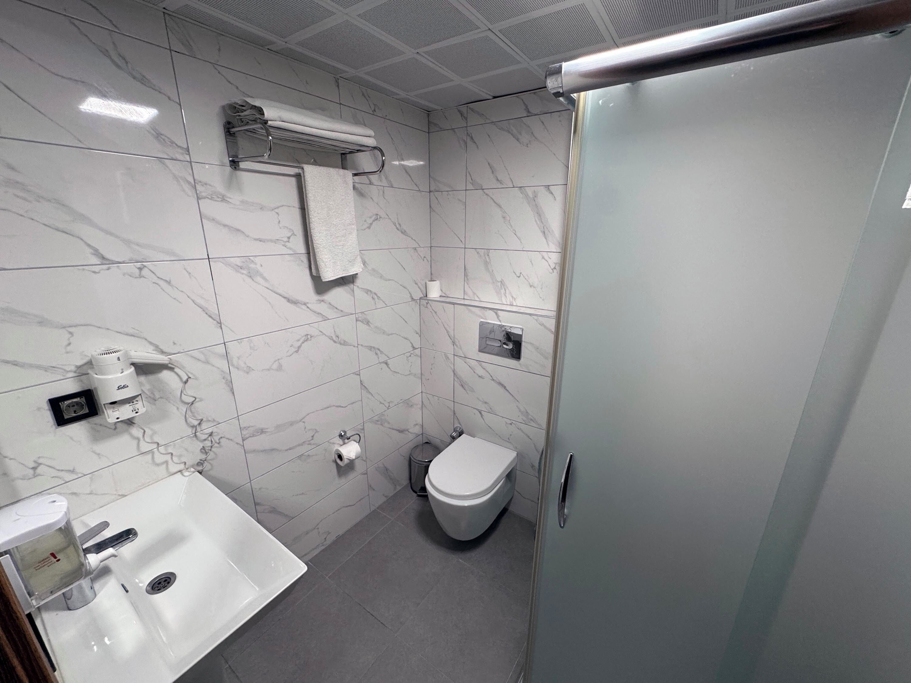 standard double or twin room | bathroom | shower, hydromassage showerhead, free toiletries, hair dryer