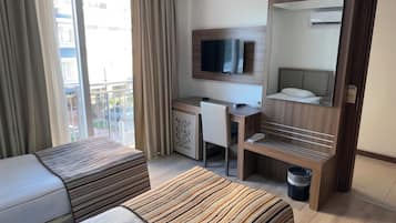 Escritorio, wifi gratis y ropa de cama