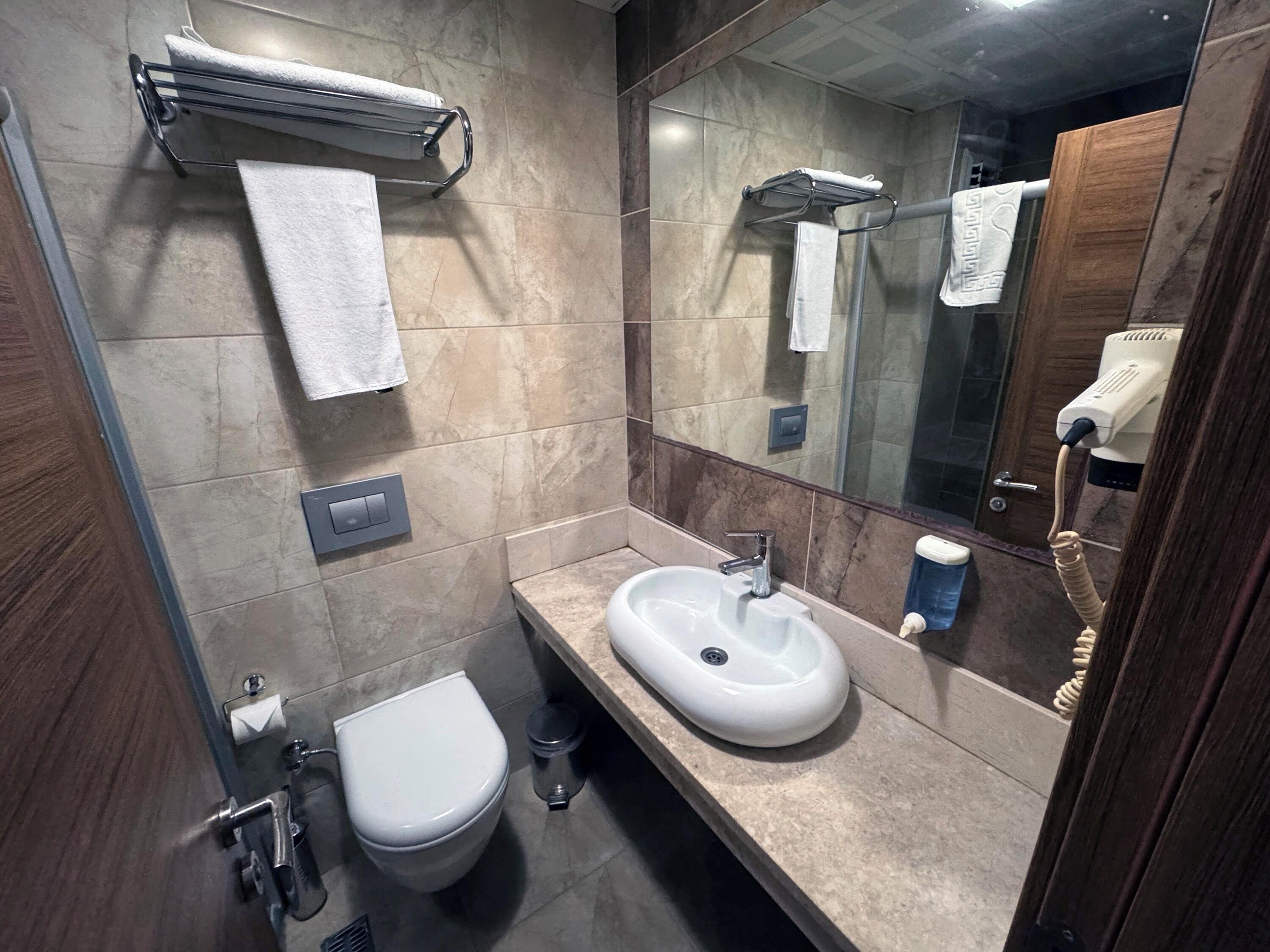 standard double or twin room, balcony | bathroom | shower, hydromassage showerhead, free toiletries, hair dryer