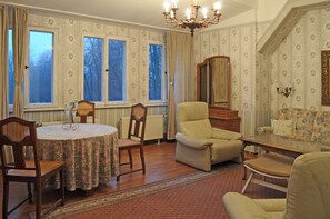 Classic-Studio, Mehrere Betten, Parkblick | Wohnbereich