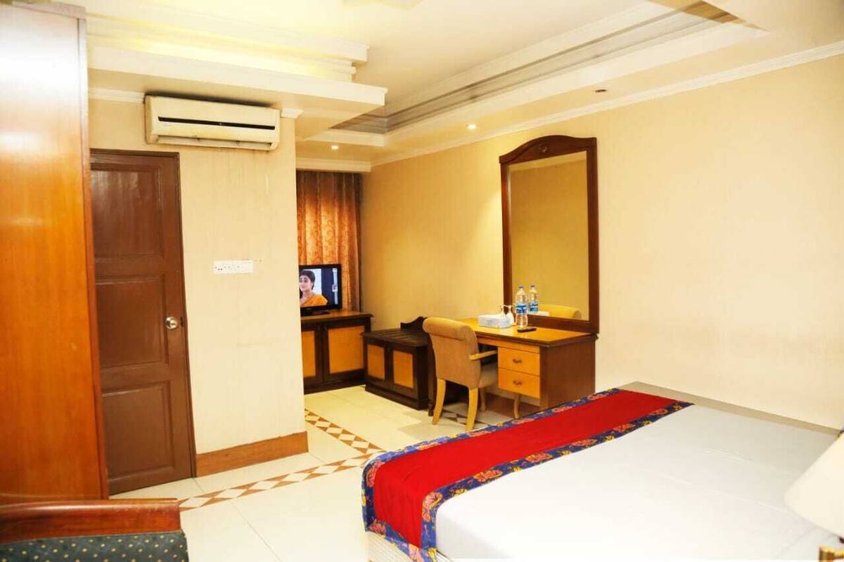 deluxe single room | in-room safe, laptop workspace, blackout curtains, soundproofing
