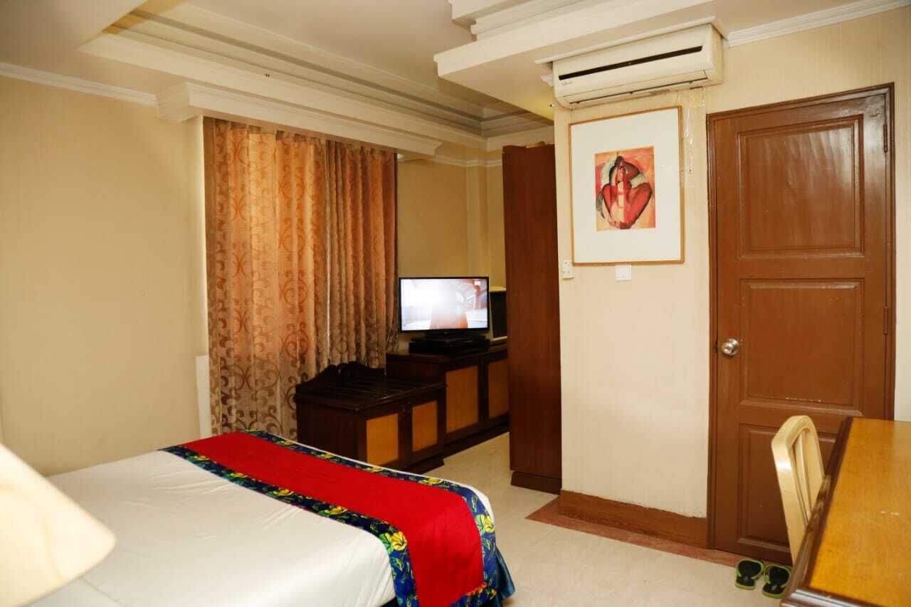 deluxe single room | in-room safe, laptop workspace, blackout curtains, soundproofing
