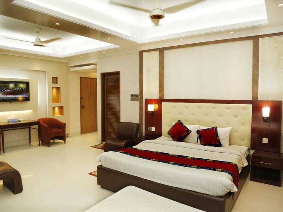 Cofres nos quartos, espaço de trabalho para notebook, cortinas blackout