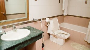 A bathroom with a sink, toilet, and bathtub. - Sea Shell Residence (Dhaka)