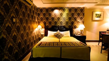 Superior Suite | In-room safe, laptop workspace, blackout drapes, soundproofing