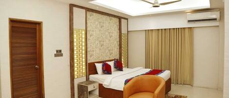 Executive Suite | In-room safe, laptop workspace, blackout curtains, soundproofing