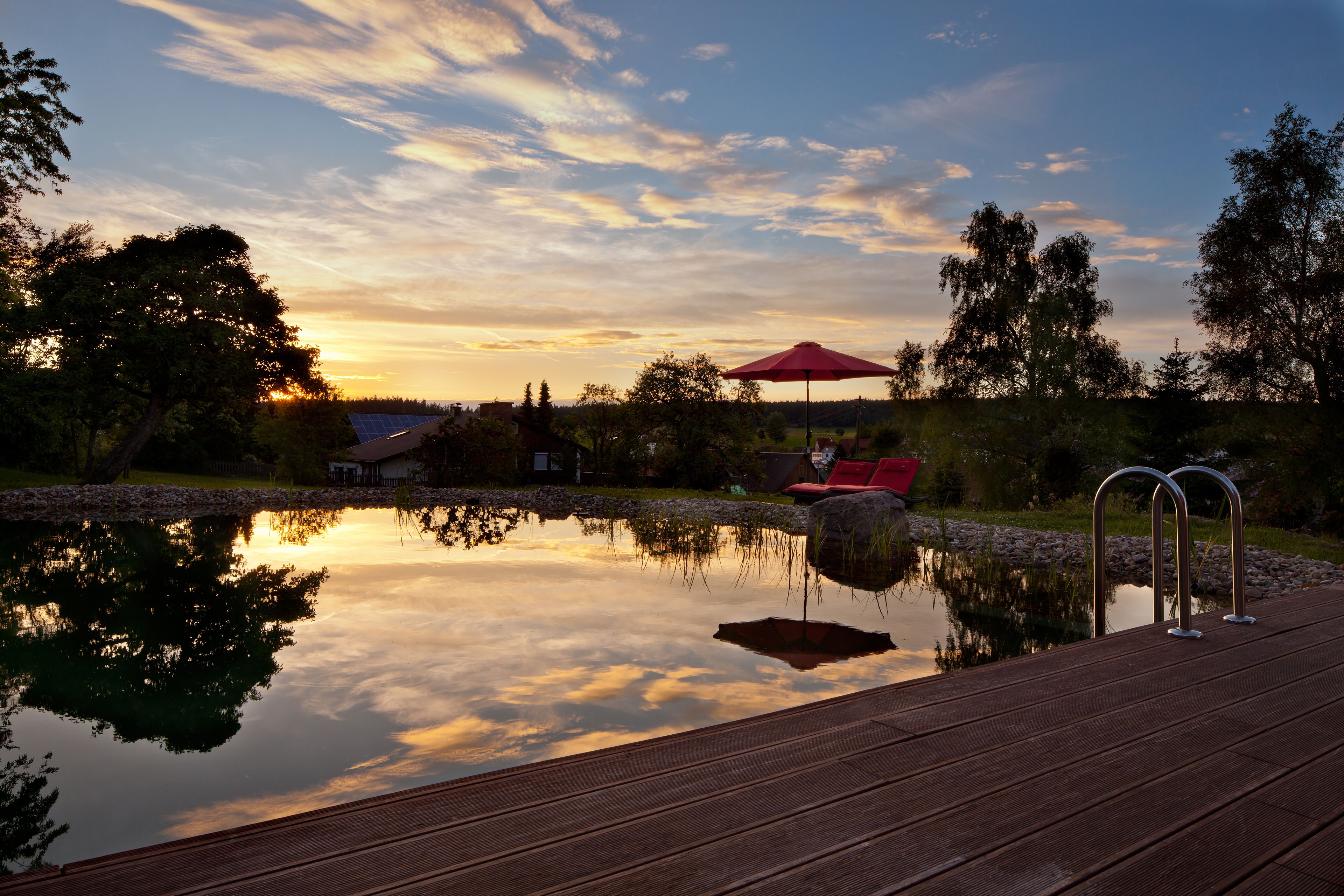 Hồ bơi ngoài trời, dù/ô trên bãi biển/hồ bơi, ghế dài tắm nắng 