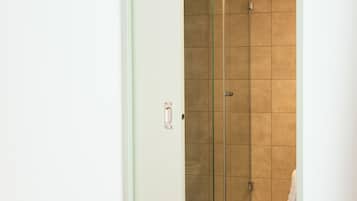 Een douche, gratis toiletartikelen, een haardroger, handdoeken
