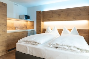 Business Double or Twin Room | Desk, laptop workspace, blackout drapes, soundproofing - Trip Inn Jet Hotel Zürich Airport (Ruemlang)