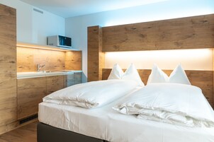 Business Double or Twin Room | Desk, laptop workspace, blackout drapes, soundproofing