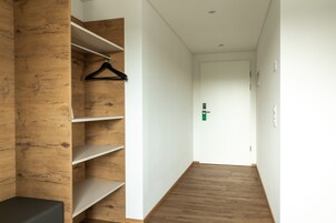 Habitación Deluxe con 1 cama doble o 2 individuales | Escritorio, espacio para trabajar con un portátil, cortinas opacas