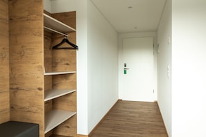 Habitació doble o amb dos llits individuals Deluxe | 1 dormitori, escriptori i espai de treball apte per a portàtils