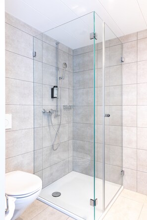 Shower, free toiletries, hair dryer, towels - Trip Inn Jet Hotel Zürich Airport (Ruemlang)