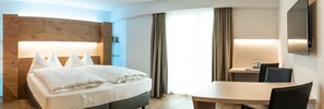 A hotel room with a bed, a desk, and a TV. - Trip Inn Jet Hotel Zürich Airport (Ruemlang)