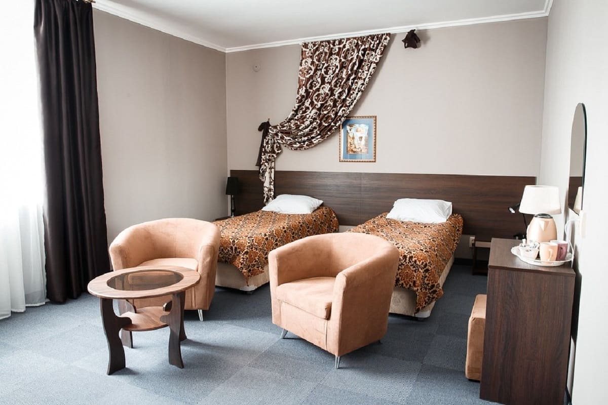 Habitación estándar con 2 camas individuales | Ropa de cama hipoalergénica y caja de seguridad en la habitación