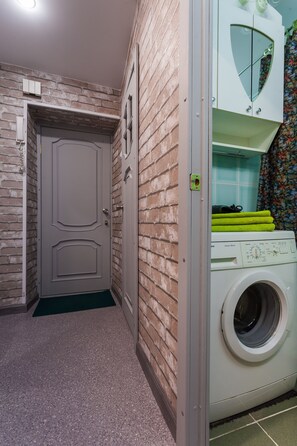 Comfort Apartment | Bathroom amenities | Combined shower/tub, free toiletries, hair dryer, slippers