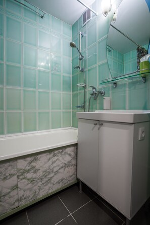 Comfort Apartment | Bathroom | Combined shower/tub, free toiletries, hair dryer, slippers