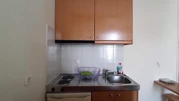 Réfrigérateur, micro-ondes, plaque de cuisson, cafetiÚre/bouilloire