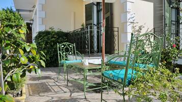 Economy Studio, 2 Twin Beds, Balcony, Ground Floor | Memory foam beds, iron/ironing board, free WiFi, bed sheets