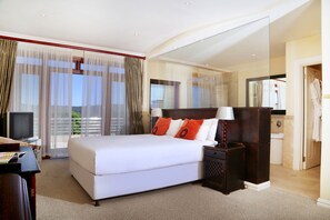 Deluxe Double Room, Lagoon View | Premium bedding, in-room safe, desk, blackout drapes - Alfreds Manor (Knysna)