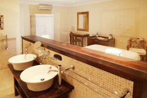 Quarto casal luxo, vista para a lagoa | Banheiro | Banheira e chuveiro separados, banheira de imersão