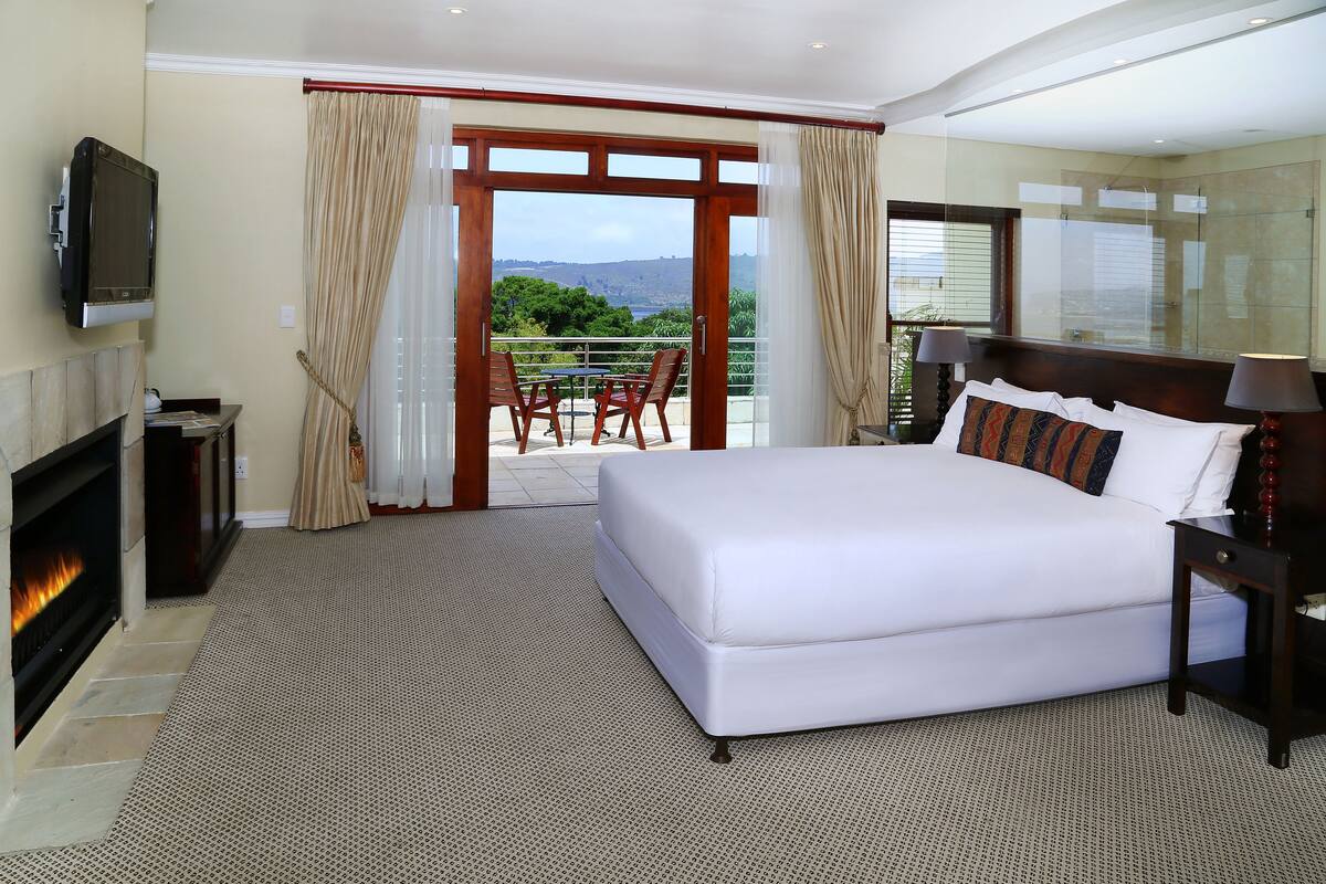 Deluxe Double Room, Lagoon View | Premium bedding, in-room safe, desk, blackout curtains