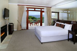 Deluxe Double Room, Lagoon View | Premium bedding, in-room safe, desk, blackout drapes - Alfreds Manor (Knysna)