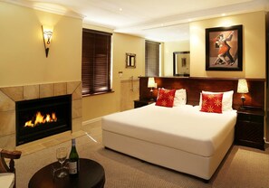 Deluxe Double or Twin Room, Partial Lake View | Premium bedding, in-room safe, desk, blackout drapes - Alfreds Manor (Knysna)