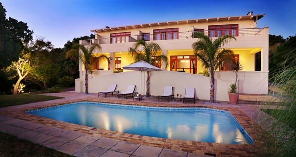 Front of property - evening/night - Alfreds Manor (Knysna)