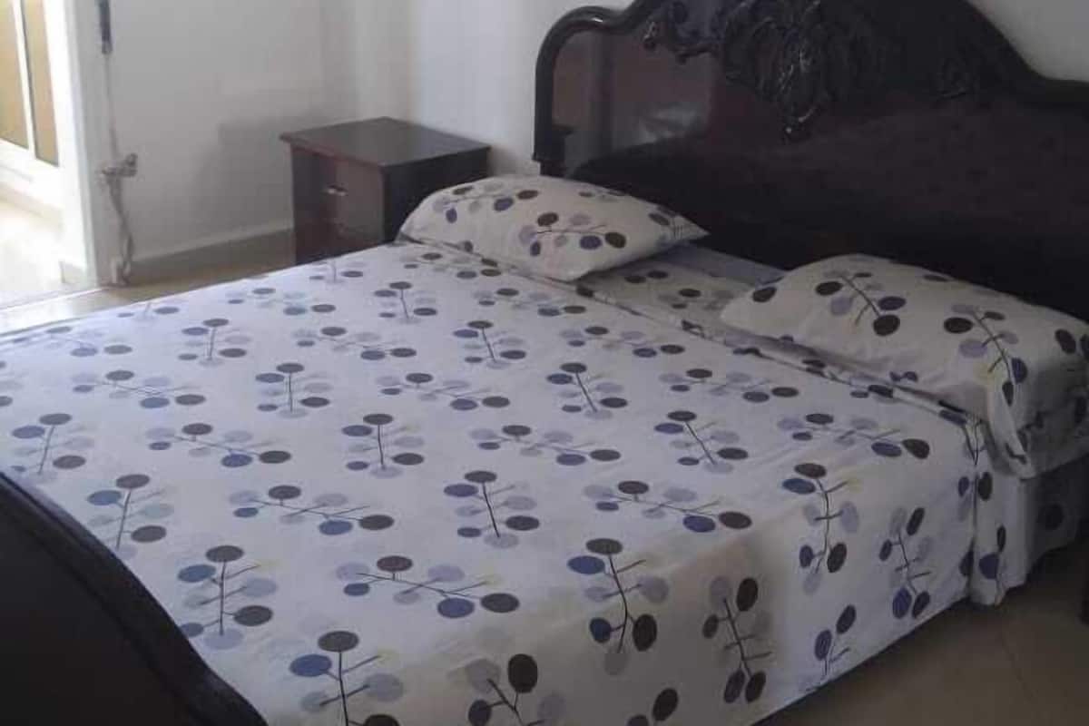 Escritorio y ropa de cama 