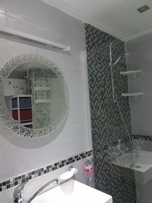 Appartement, 1 chambre, non-fumeurs | Salle de bain | Ensemble douche/baignoire, baignoire relaxante profonde