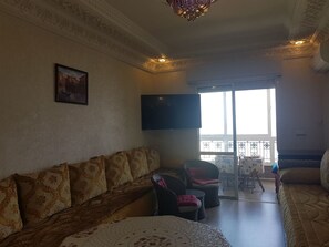 Appartement, 1 chambre, non-fumeurs | Coin séjour | Télévision à écran plat de 42 pouces avec chaînes par satellite