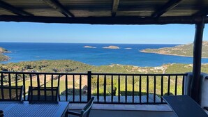 Un balcón con vista al mar y a islas distantes.
