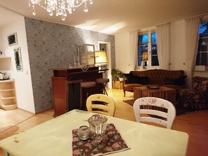 Apartment | Essbereich im Zimmer