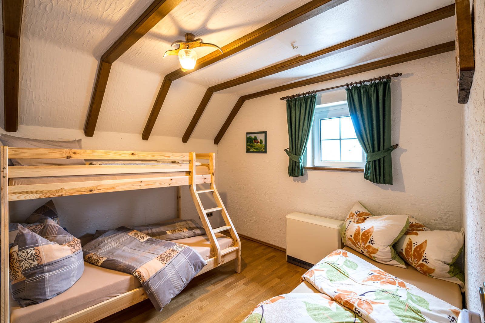 Nhà liên kế truyền thống (incl. final cleaning fee 125 EUR) | 3 phòng ngủ, trang bị nội thất với thiết kế riêng biệt 