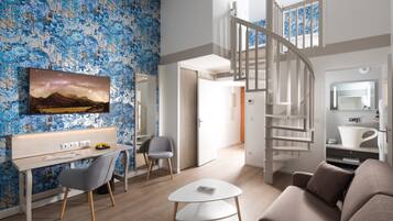 Junior Suite, 1 Bedroom, Kitchenette | 1 bilik tidur, peti besi dalam bilik, dihias secara berasingan