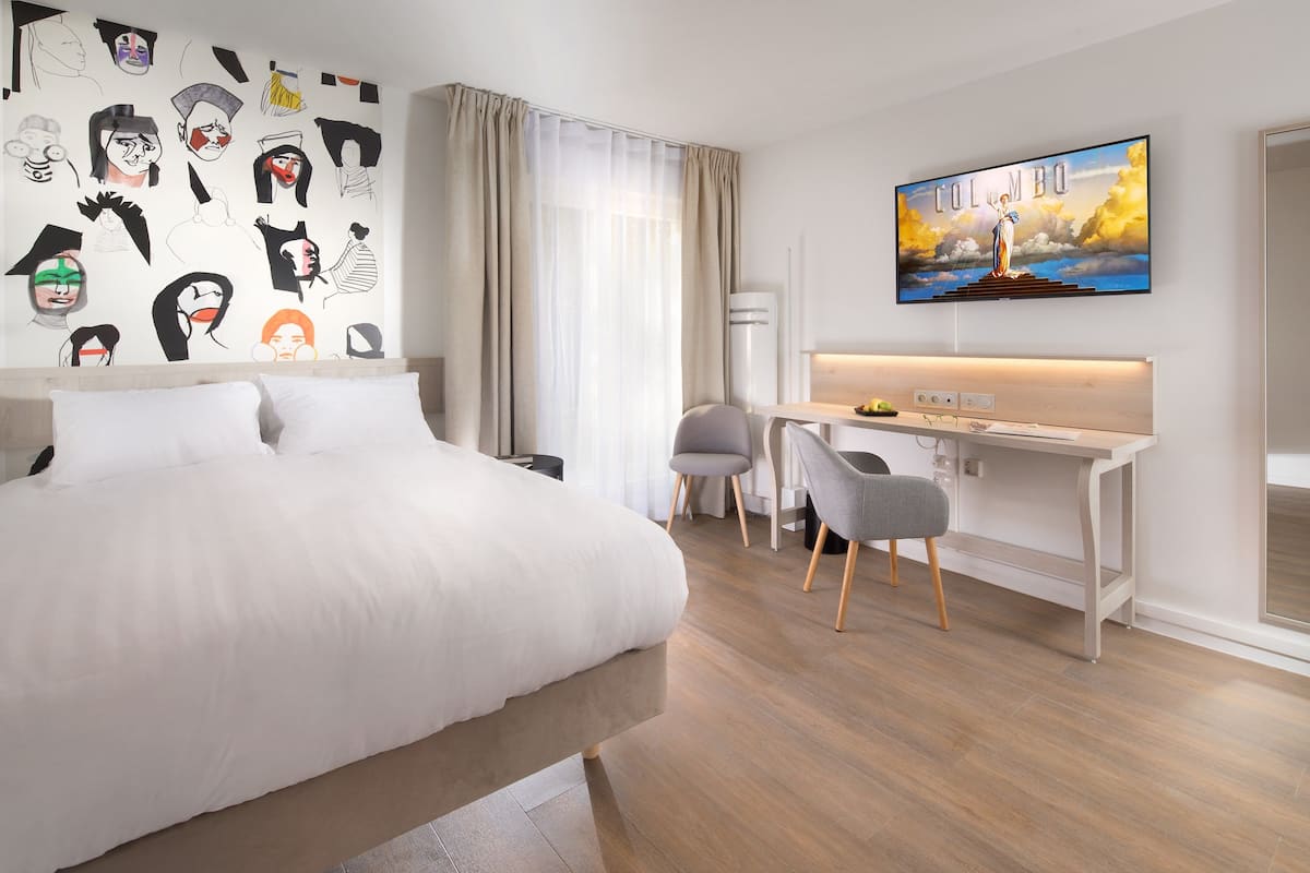 classic double room, 1 king bed, accessible, kitchenette | in-room safe, individually decorated, individually furnished, desk