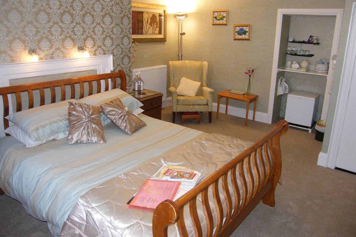 Double Room | Iron/ironing board, free WiFi, bed sheets