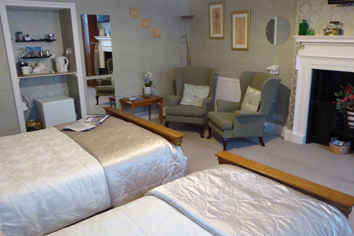 Triple Room | Iron/ironing board, free WiFi, bed sheets