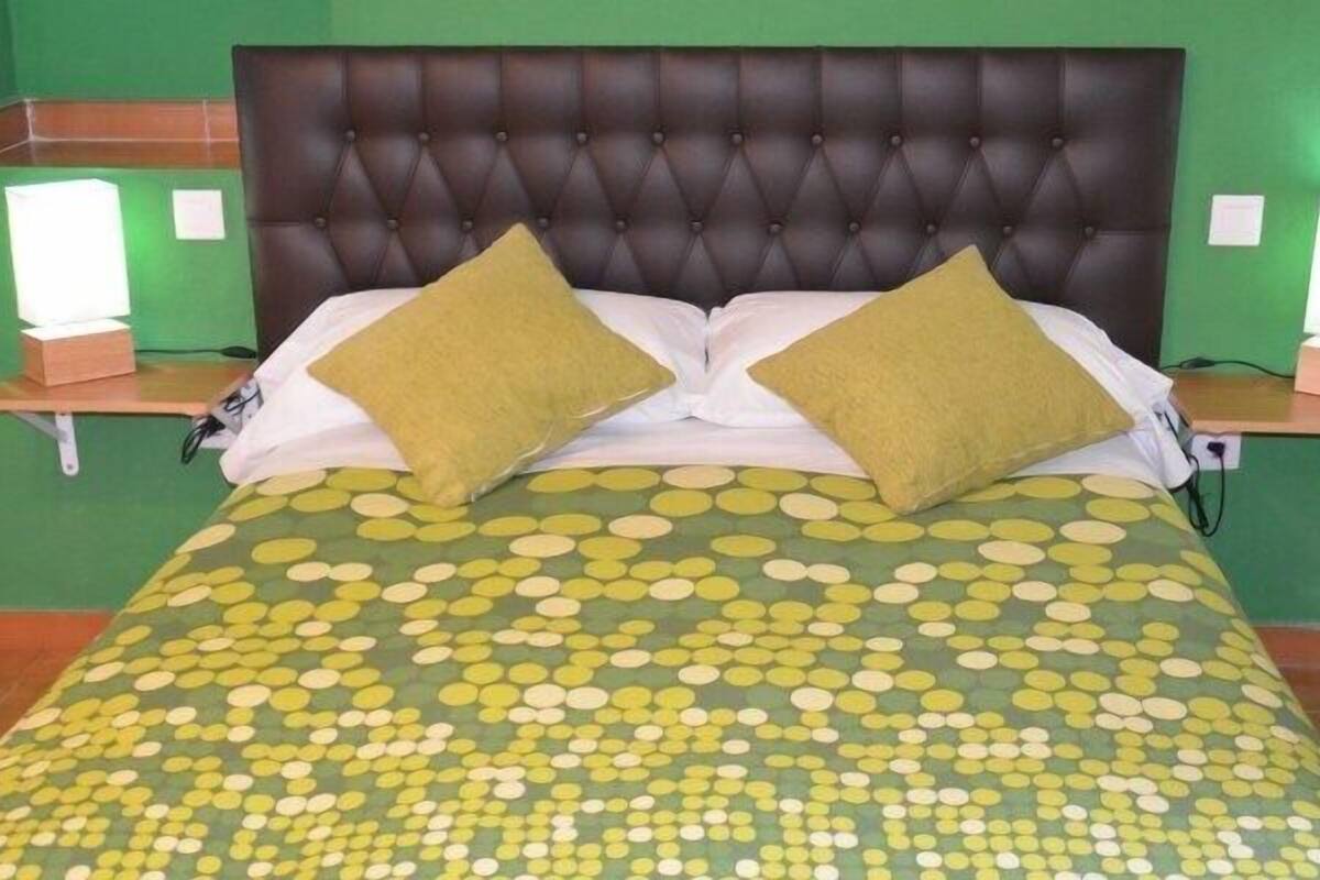 Habitación doble superior | Decoración personalizada, muebles diferentes y escritorio
