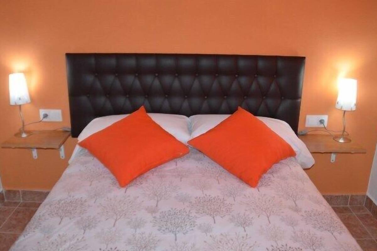 Habitación doble | Decoración personalizada, muebles diferentes y escritorio