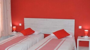 Habitación superior con 2 camas individuales | Decoración personalizada, muebles diferentes y escritorio