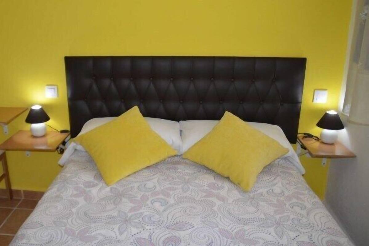 Habitación doble | Decoración personalizada, muebles diferentes y escritorio