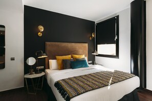 Decoración personalizada, muebles diferentes y cortinas blackout 