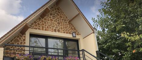 Dobbeltrom – deluxe, balkong | Blendingsgardiner, lydisolert og barnesenger (inkludert)