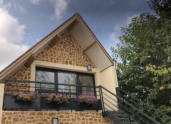 Deluxe tweepersoonskamer, balkon | Verduisterende gordijnen, geluiddichte muren, gratis babybedden