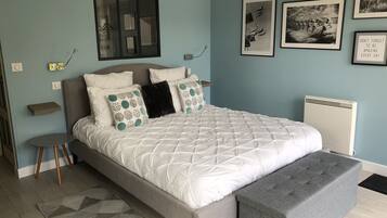 Habitación doble Deluxe, balcón | Cortinas blackout, insonorización, cunas gratuitas y camas extra