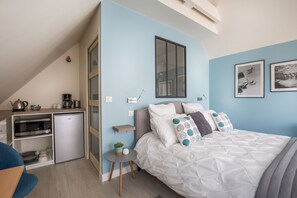 Deluxe tweepersoonskamer, balkon | Verduisterende gordijnen, geluiddichte muren, gratis babybedden